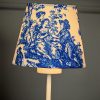Vintage Beyaz Ayak Toile De Jouy Masa Lambası Abajur Kablolu Arapuarlı Mavi Başlık - Görsel 3